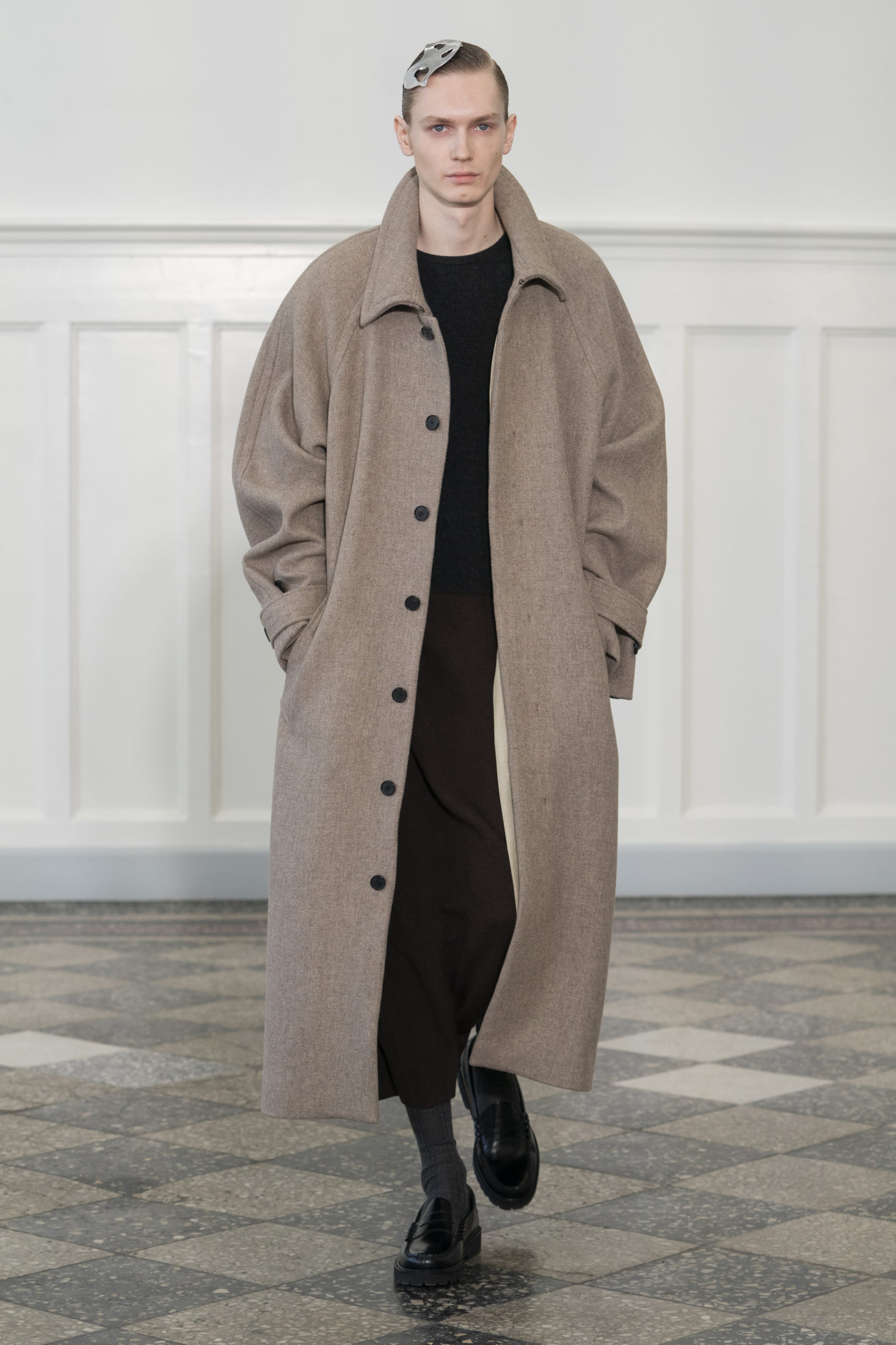 Учимся стильно носить пуховики до пола и пальто-жилеты у дизайнеров Недели моды в Копенгагене