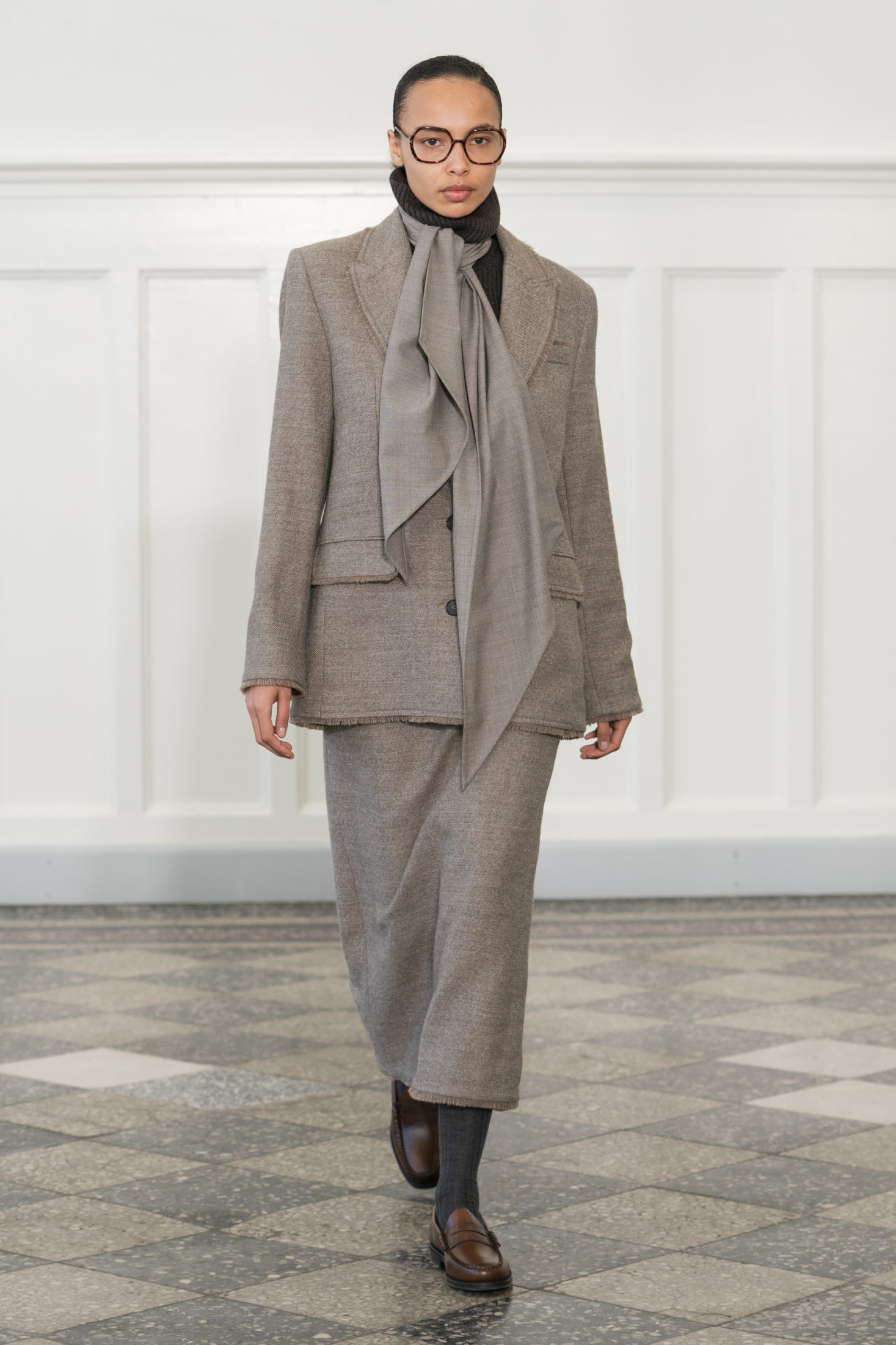 Учимся стильно носить пуховики до пола и пальто-жилеты у дизайнеров Недели моды в Копенгагене