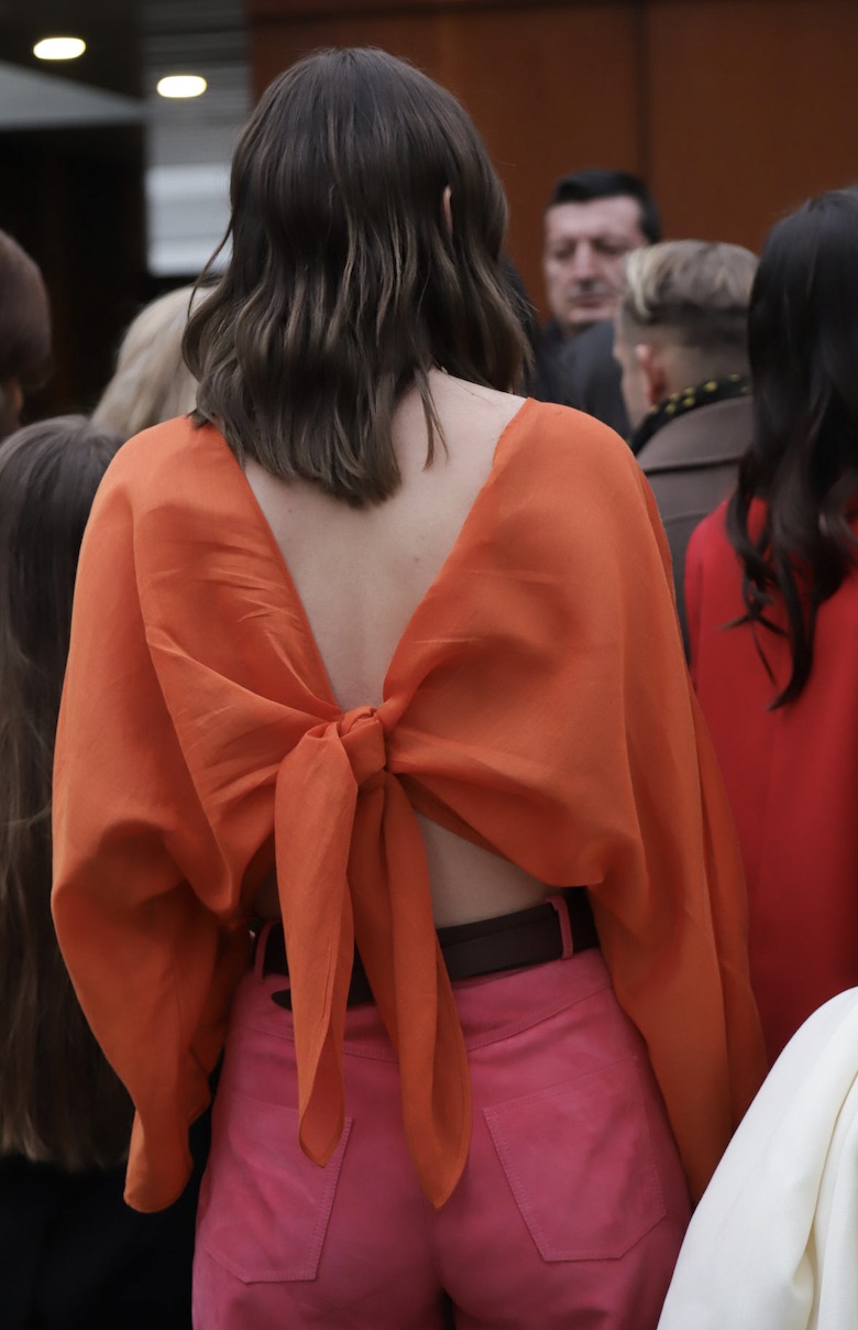 Деним, прозрачные ткани и много розового: стритстайл первого дня Недели моды в Милане