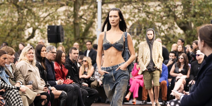 Новая сумка Givenchy идеально подойдет для ярких весенних образов