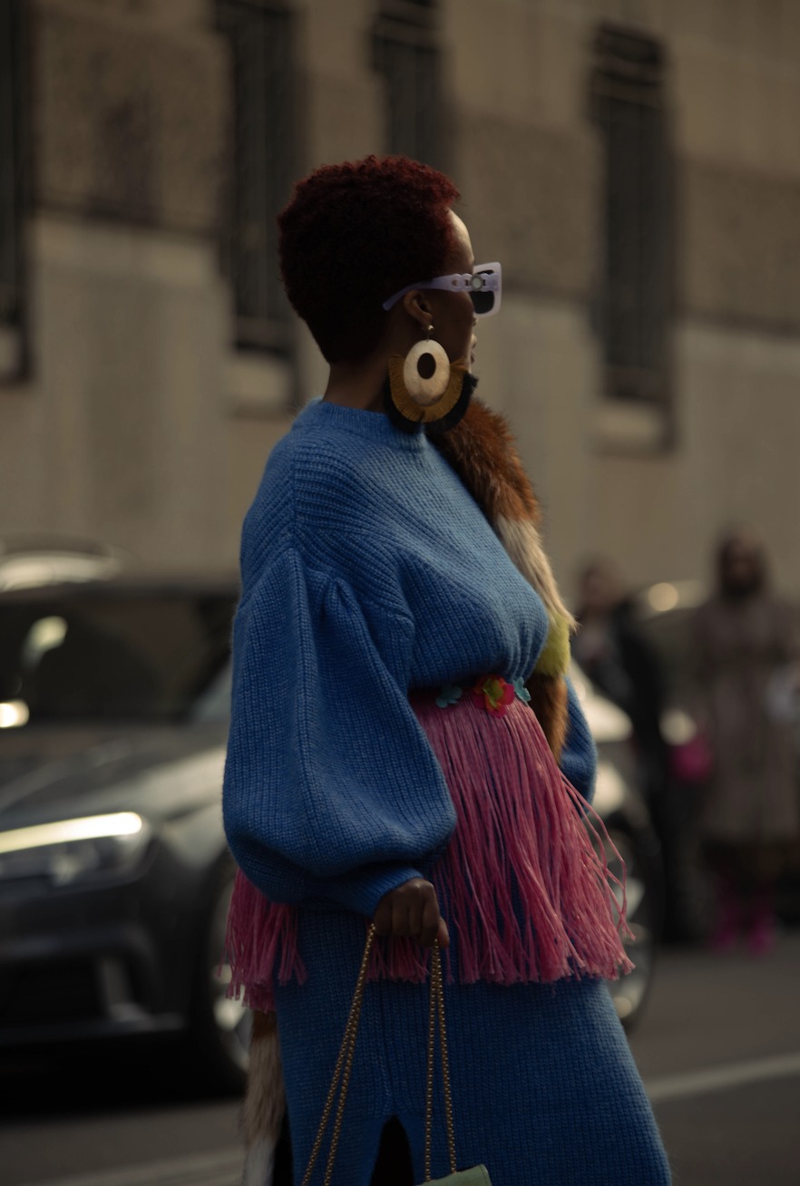 Оголенные спины, скульптурные корсеты и обилие кожи: стритстайл второго дня Недели моды в Милане