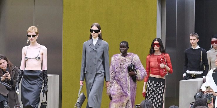 Бахрома, тапки с пушистой подошвой и балаклавы: главные детали третьего дня Недели моды в Милане