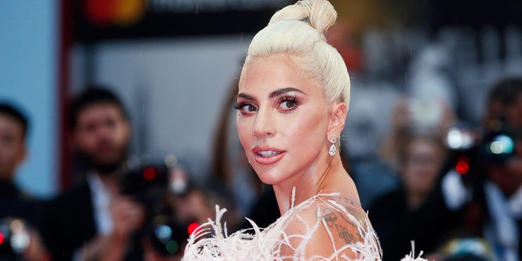 Без вечернего платья и макияжа: Леди Гага выступила на «Оскаре 2023» в неожиданном образе