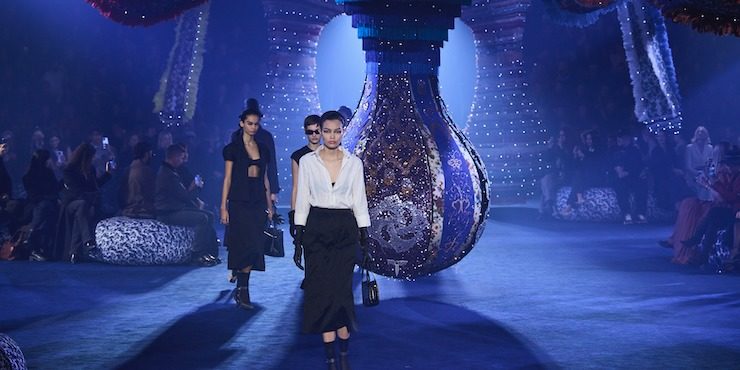 Гигантские жакеты у Saint Laurent, клетка у Dior и другие яркие моменты второго дня Недели моды в Париже
