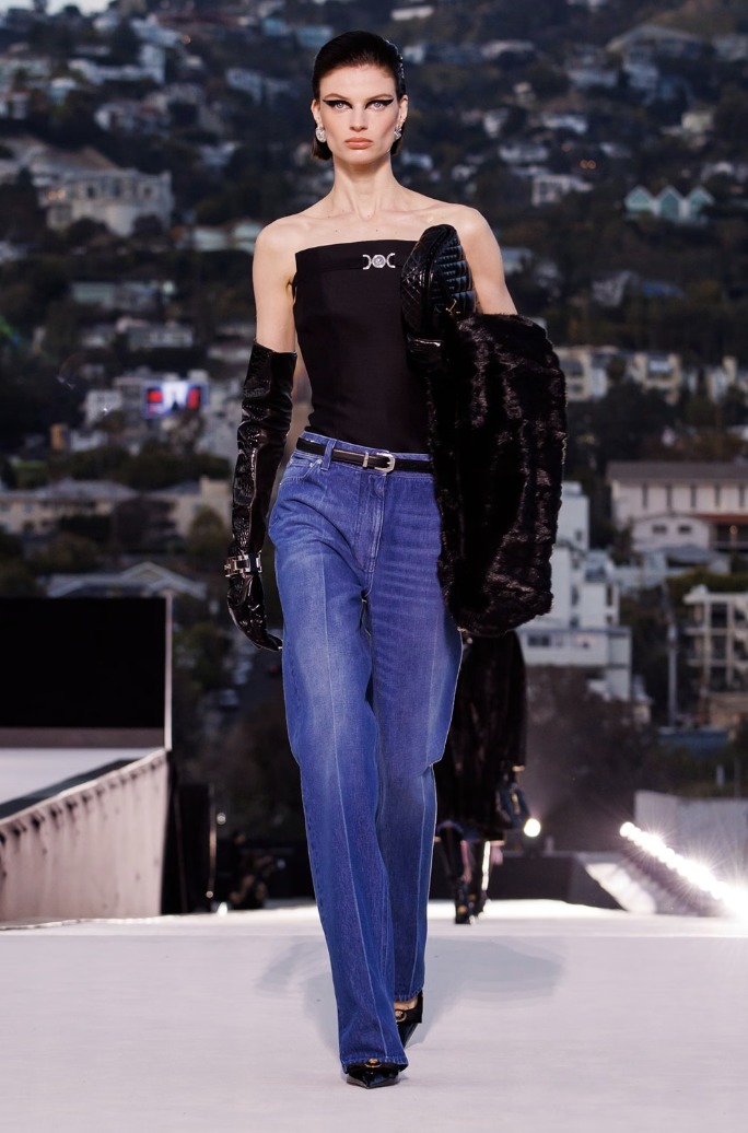 В лучах закатного солнца: новая коллекция Versace осень-зима 2023