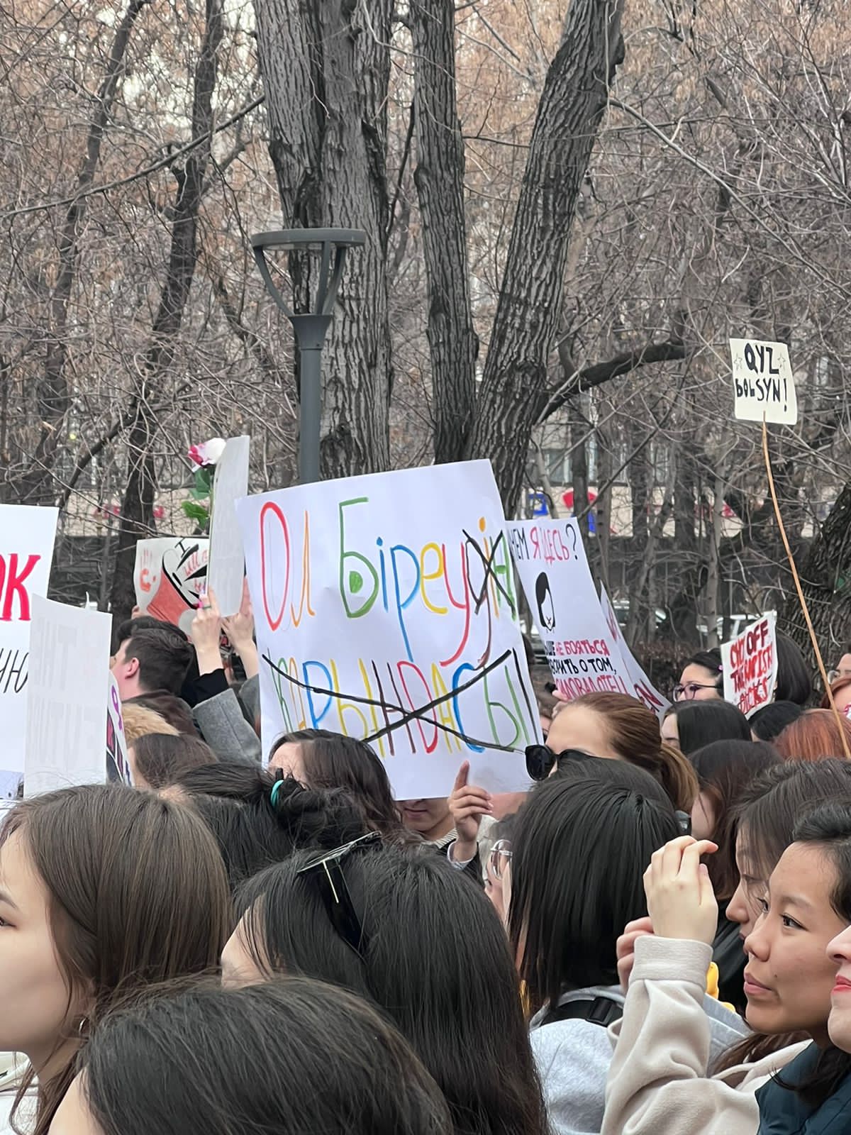 "Боюсь стать следующей": как прошел митинг  за права женщин в Алматы 8 марта?