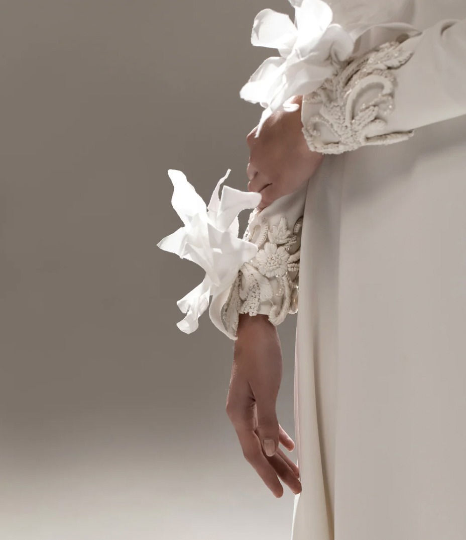 Архитектурные формы и изящные силуэты: дебютная коллекция свадебных платьев Stéphane Rolland