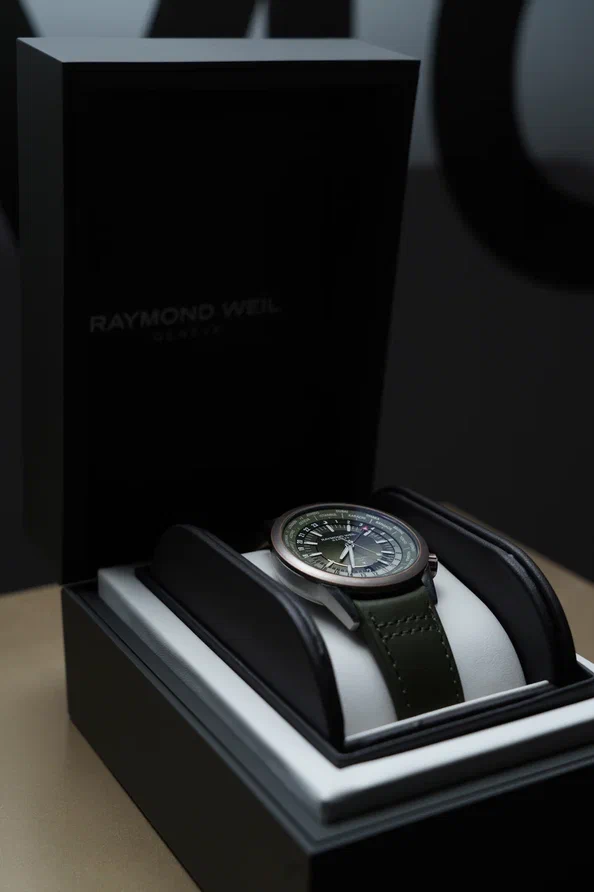 Параллельные миры: стильная презентация часов Freelancer Men’s GMT Worldtimer Green Leather