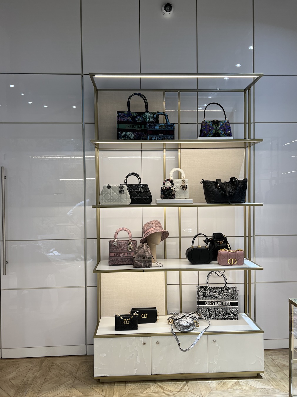 В Esentai Mall открылся шоурум Dior. Рассказываем, в чем его особенность