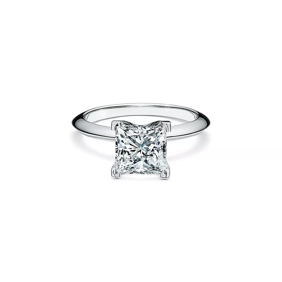 Королевские почести: самые красивые помолвочные кольца в огранке «принцесса»