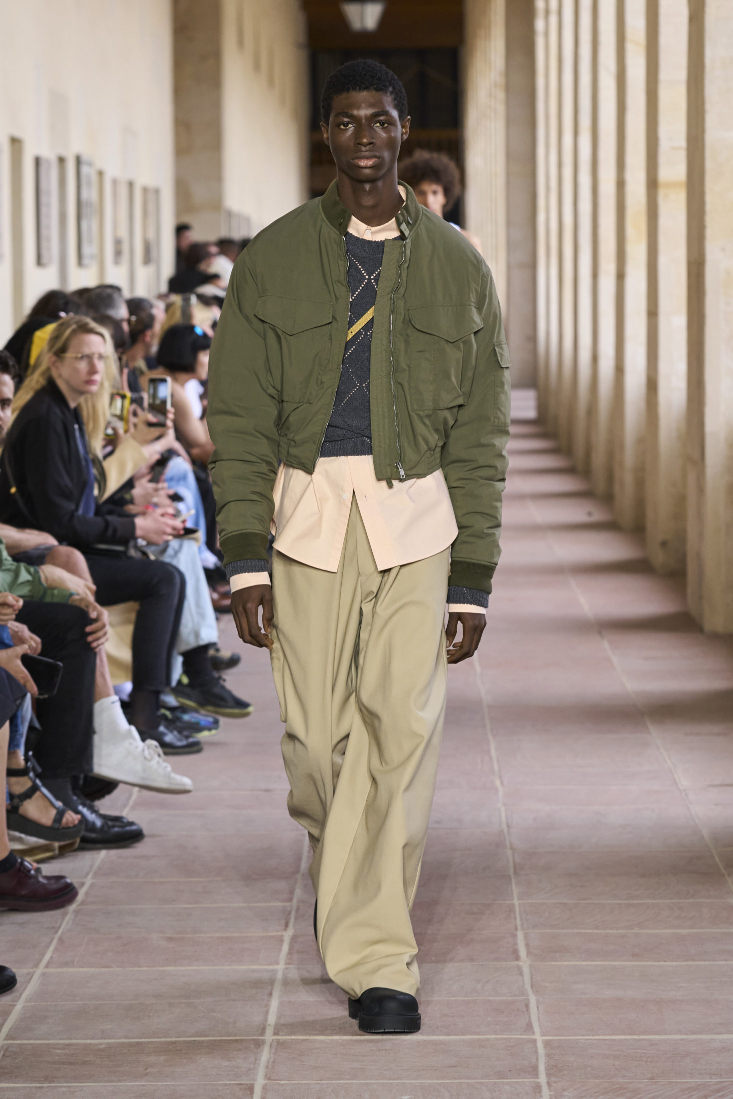 Пайетки, меховые куртки и чрезмерная драматичность: Неделя мужской моды в Париже весна-лето 2024