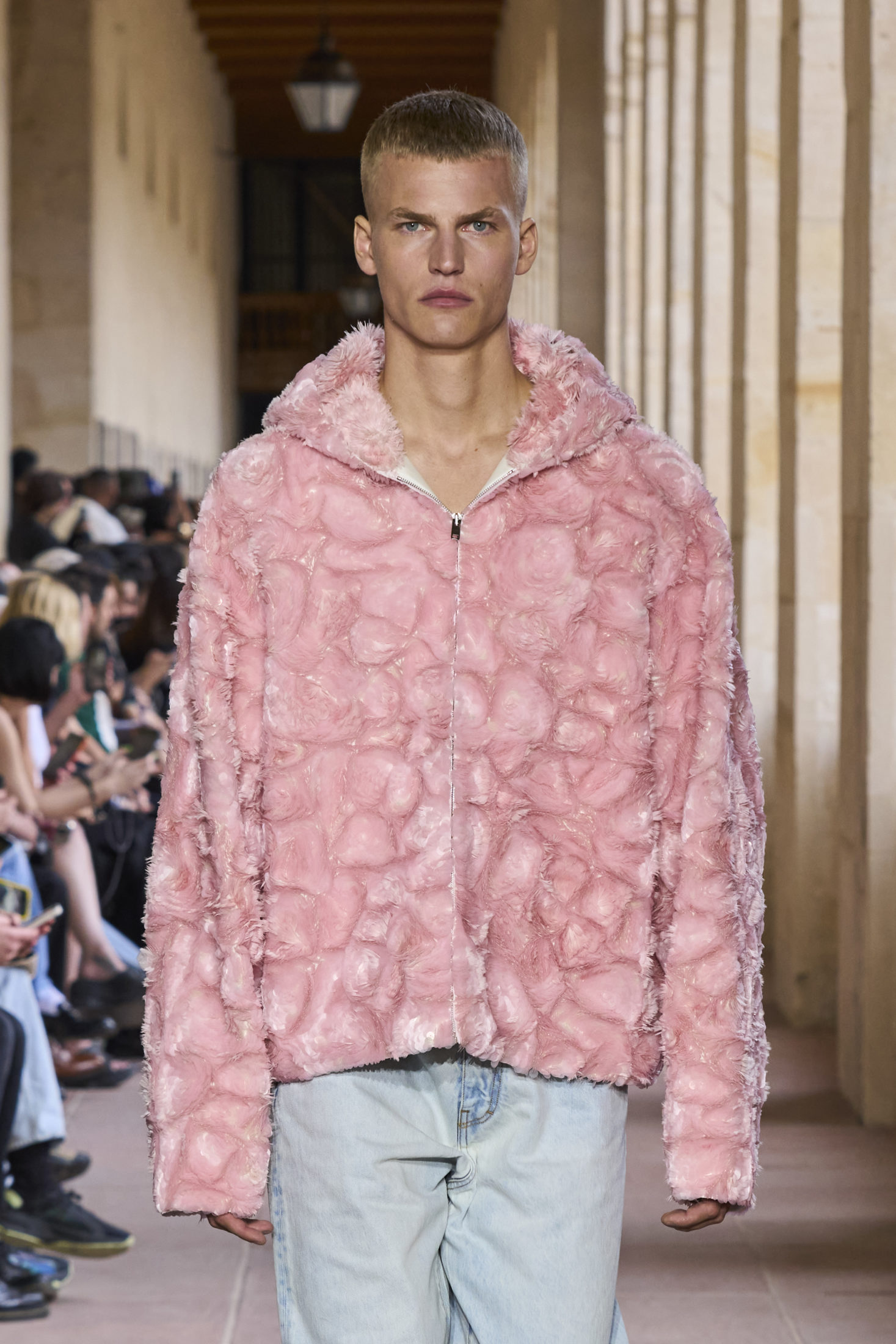 Пайетки, меховые куртки и чрезмерная драматичность: Неделя мужской моды в Париже весна-лето 2024