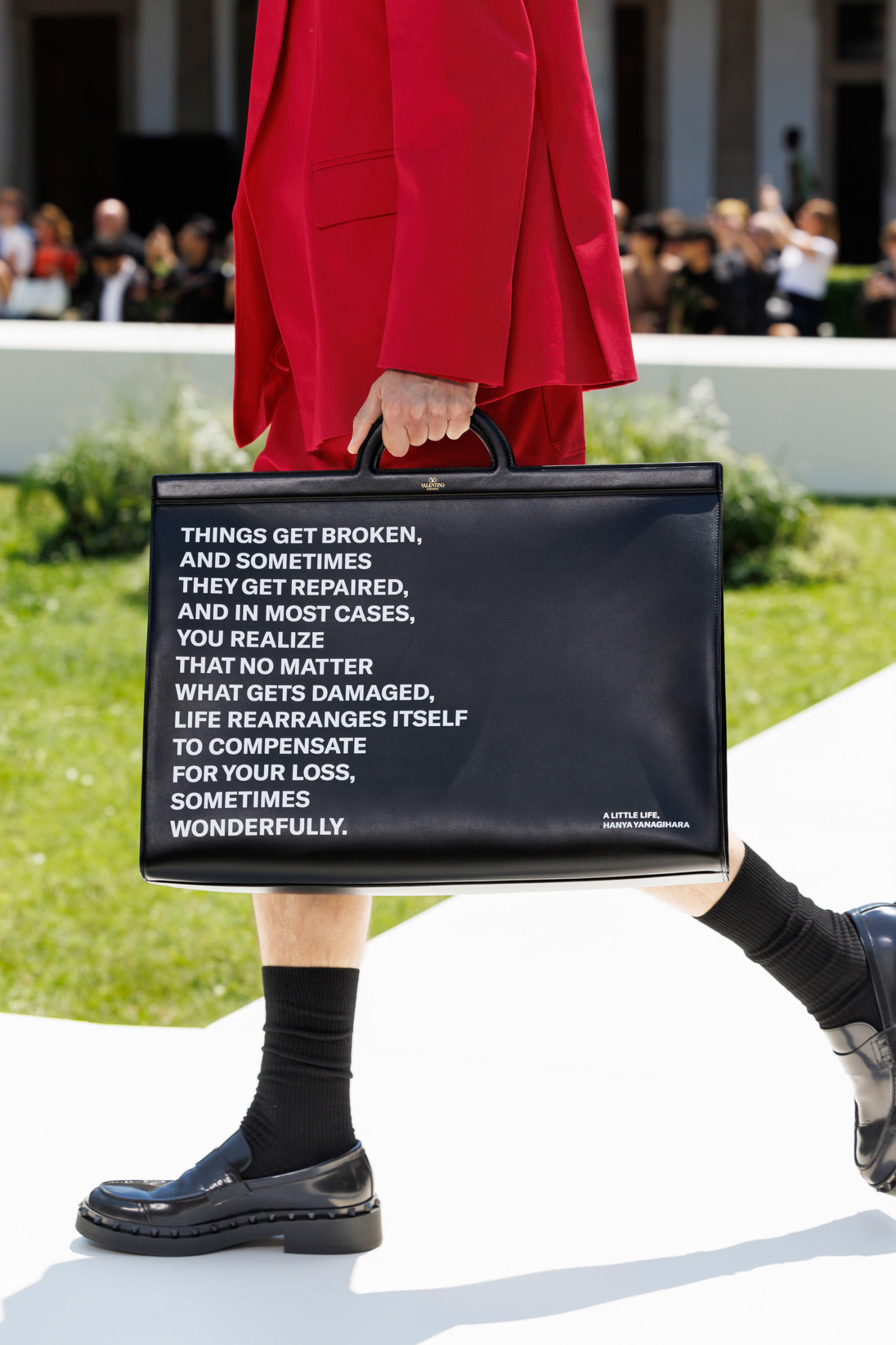 Эффектные фотопринты, плазма и сумки-коробки: Неделя мужской моды в Милане весна-лето 2024