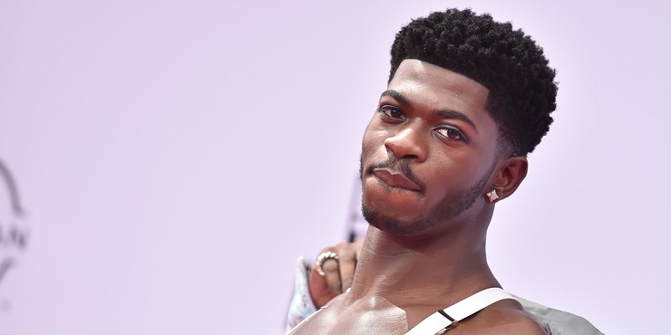 Телефон и прах человека уже были. Но в Lil Nas X бросили самый провокационный предмет!