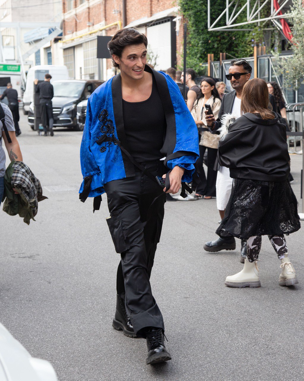 Театральность и итальянский шик: стритстайл первого дня Недели моды в Милане весна-лето 2024