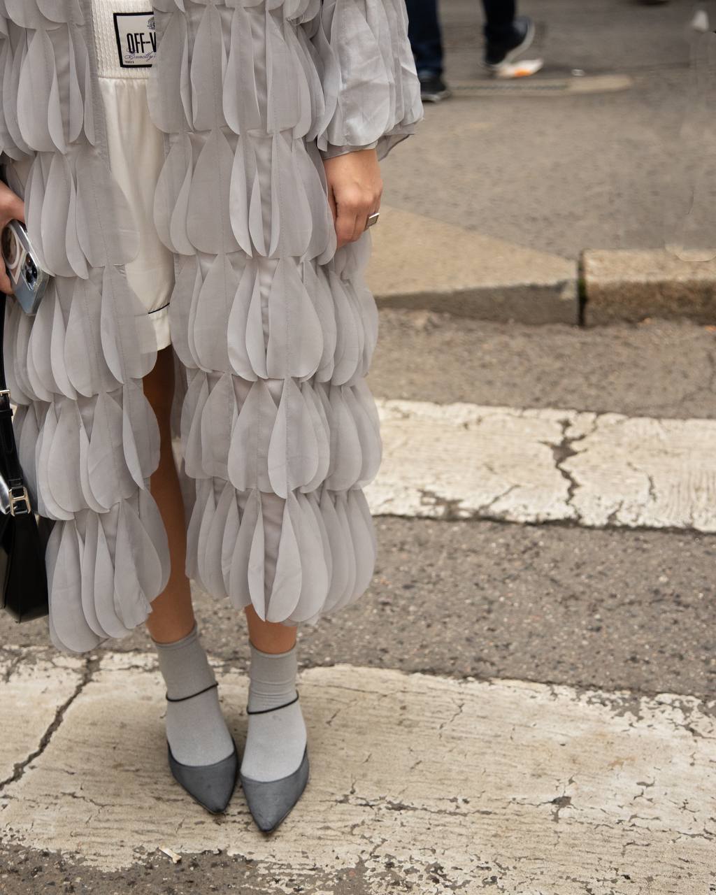 Металлик и объемные текстуры: стритстайл Недели моды в Милане весна-лето 2024
