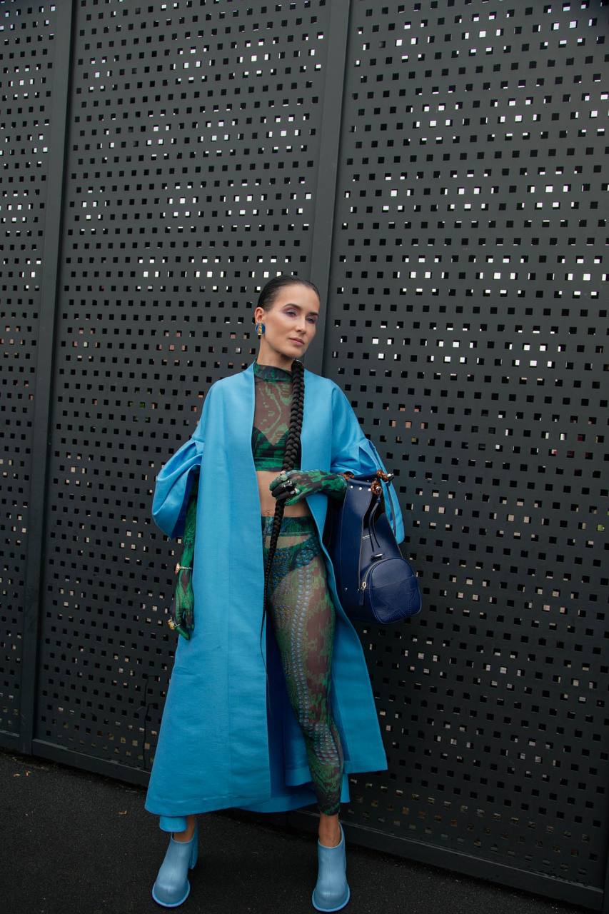 Металлик и объемные текстуры: стритстайл Недели моды в Милане весна-лето 2024