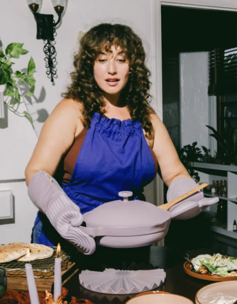 Селена Гомес и бренд Our Place выпустили стильную коллекцию кухонной утвари