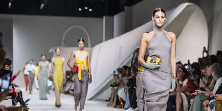 Градиент, неоромантизм и яркие принты: стартовала Неделя моды в Милане весна-лето 2024