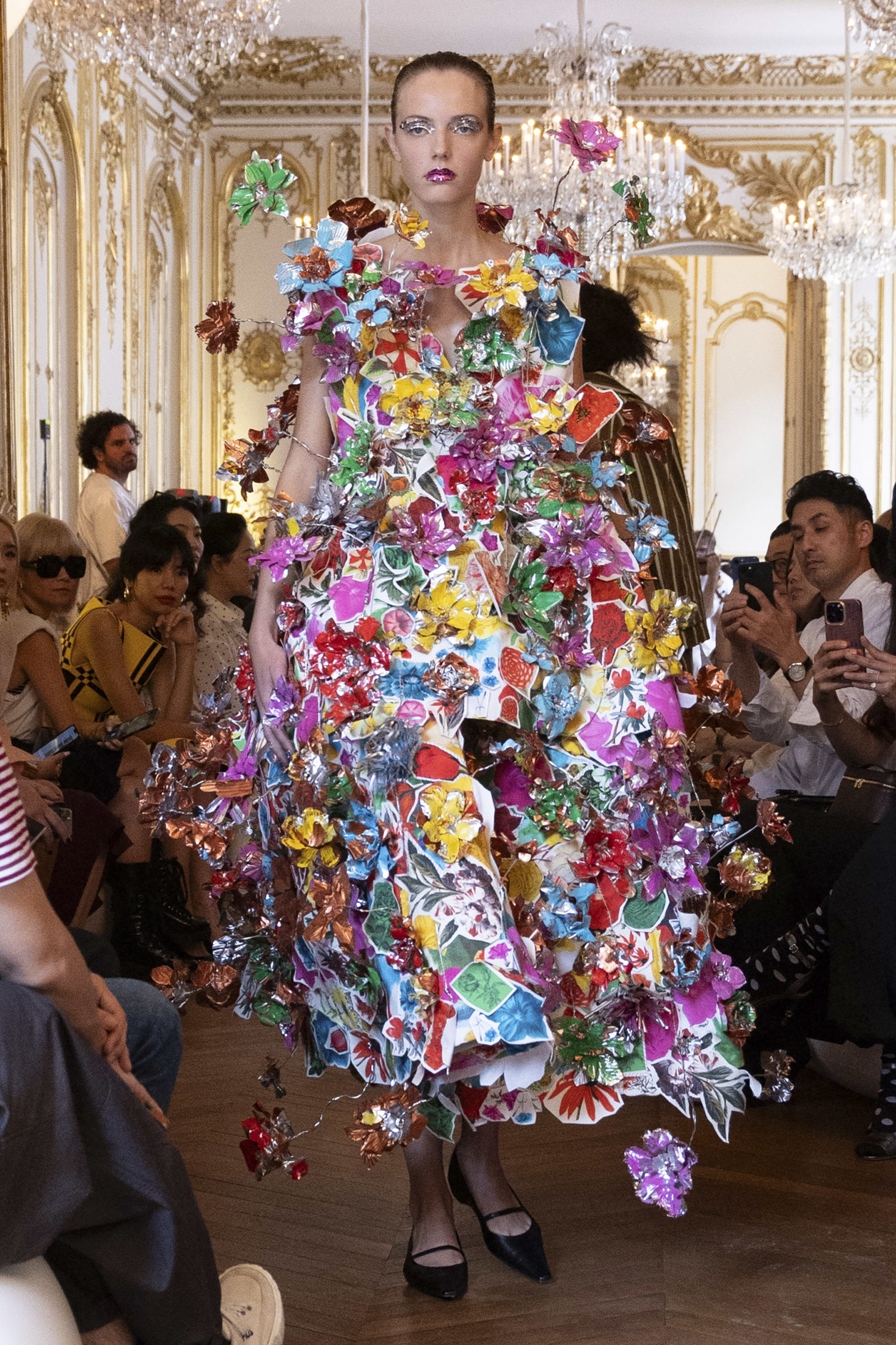 Сады из роз, регби и колоритные принты: Неделя моды в Париже весна-лето 2024