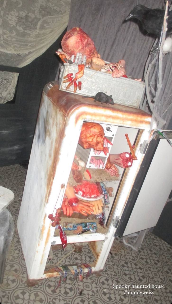 Дом с привидениями: Ким Кардашьян украсила свой особняк к Хэллоуину