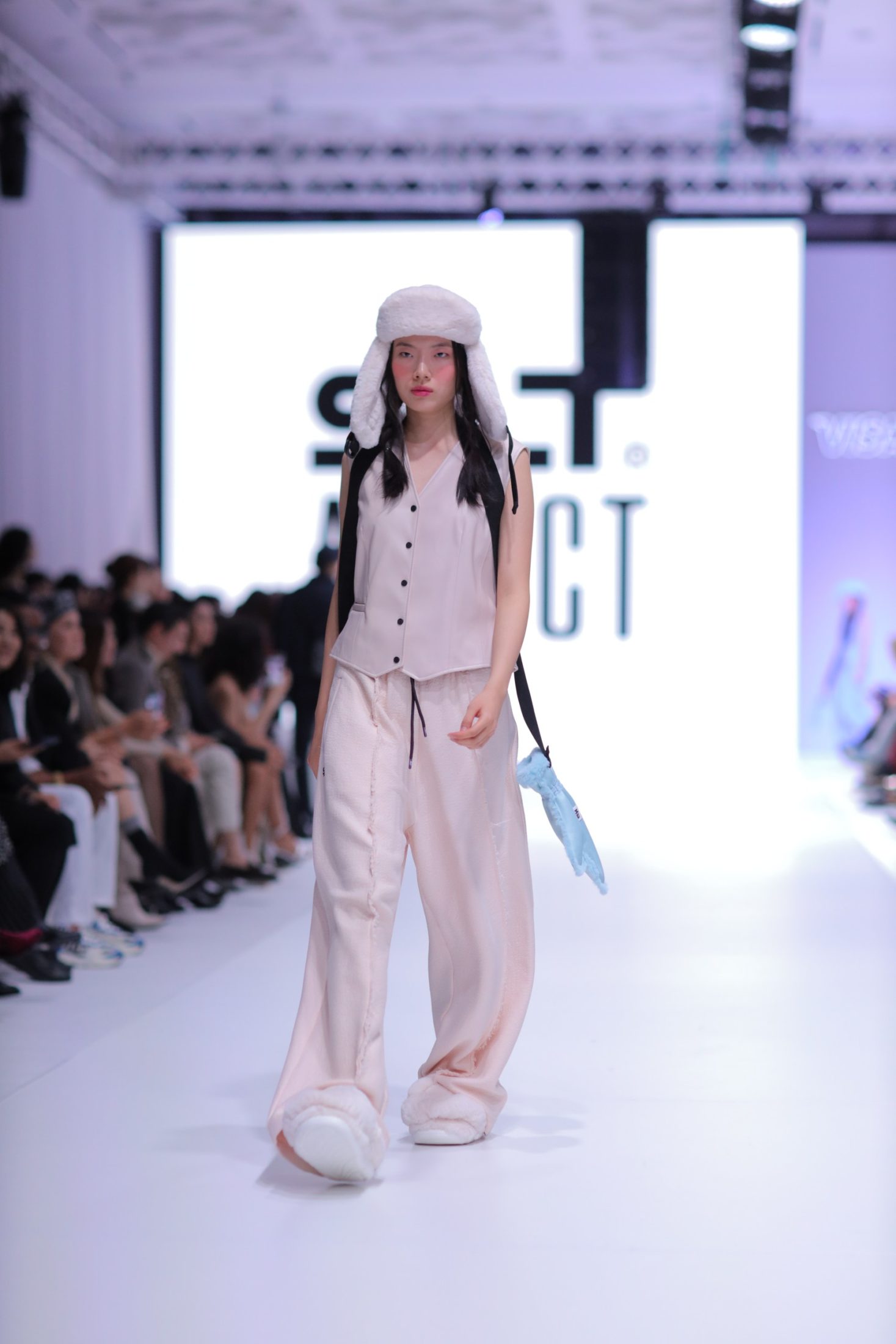 Женственность, экология и хаос: второй день Visa Fashion Week Almaty