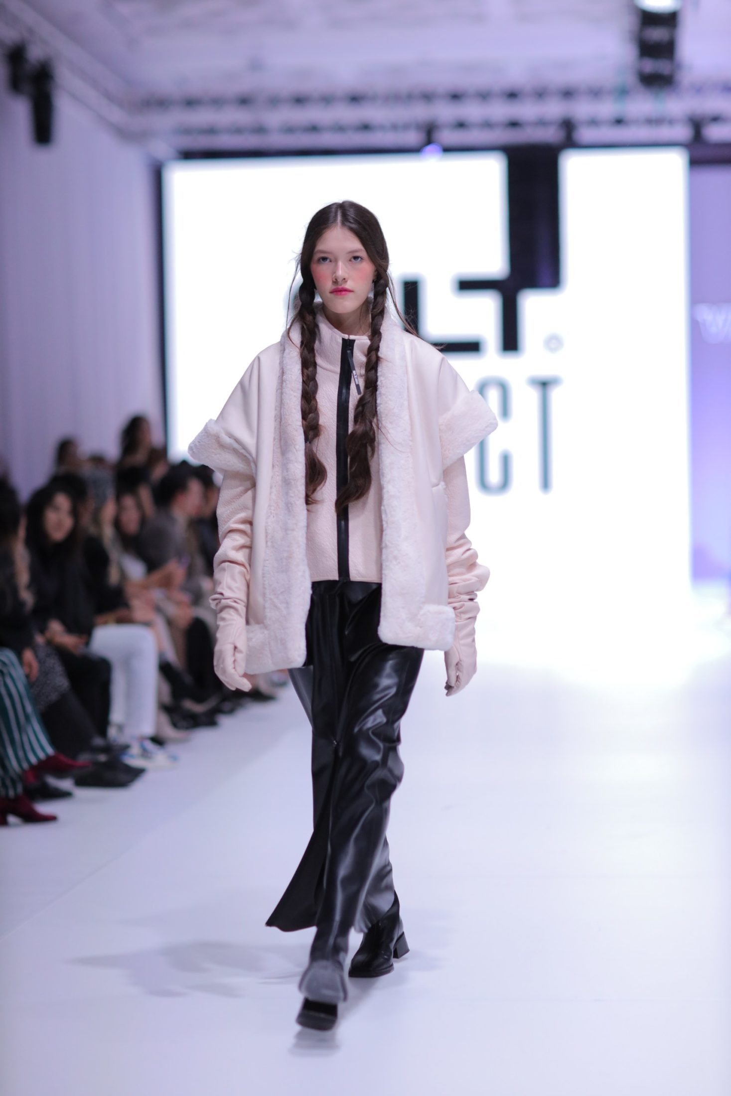 Женственность, экология и хаос: второй день Visa Fashion Week Almaty