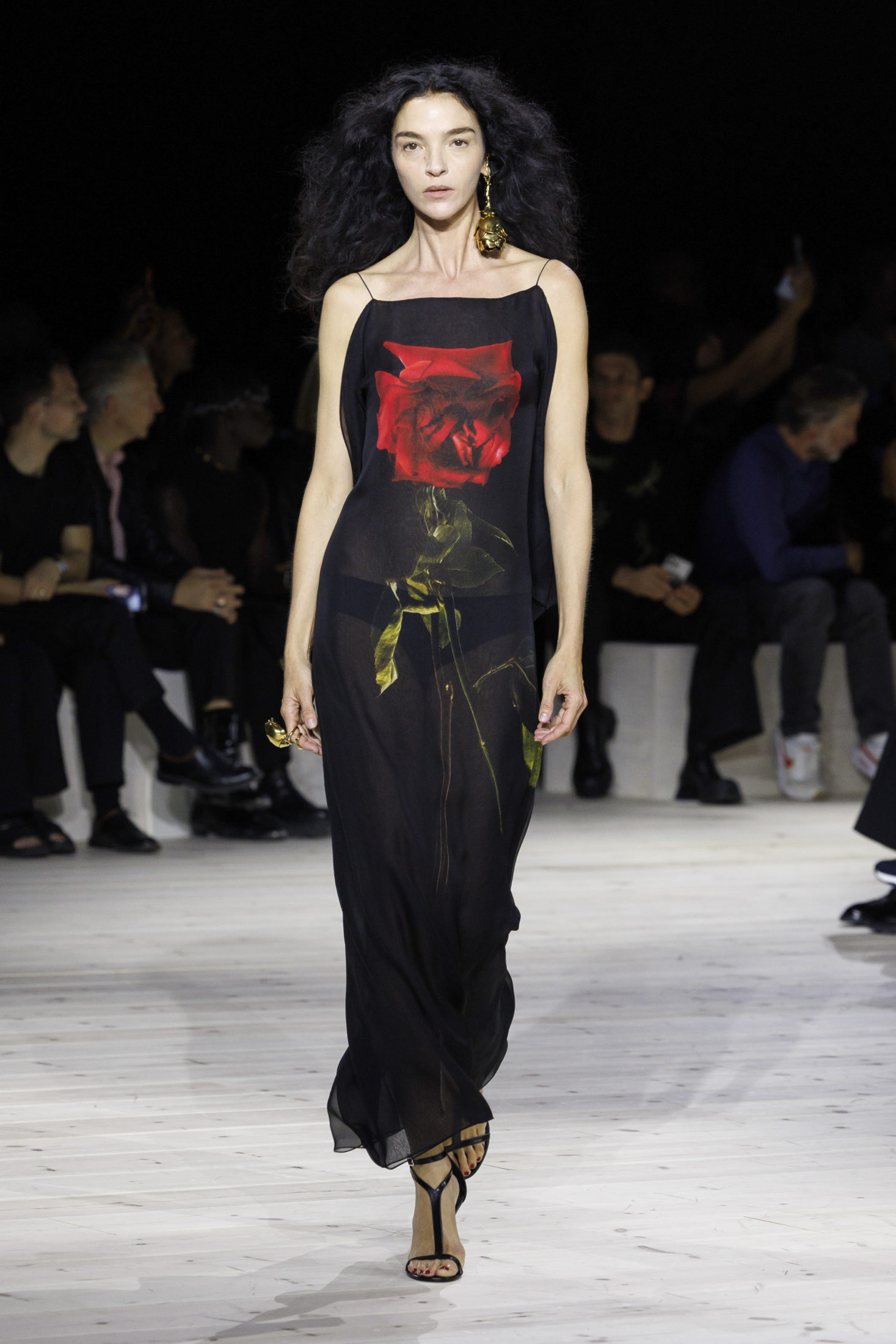 Авангард, семейные ценности и розы: Неделя моды в Париже весна-лето 2024