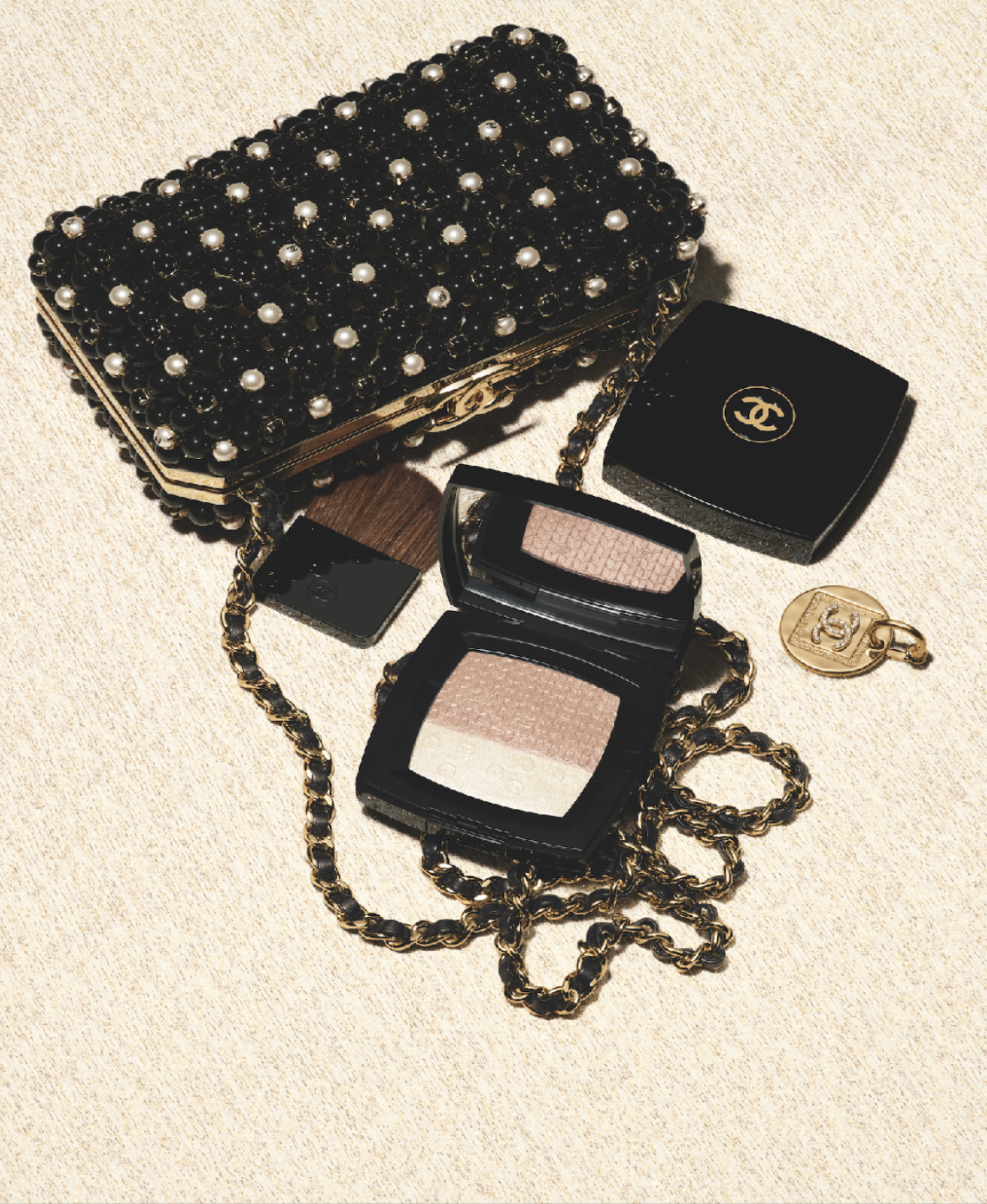 Шик и ар-деко: новая коллекция макияжа Chanel Holiday 2023