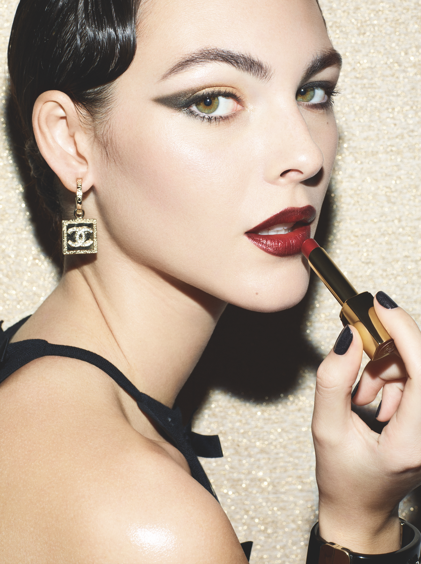 Шик и ар-деко: новая коллекция макияжа Chanel Holiday 2023