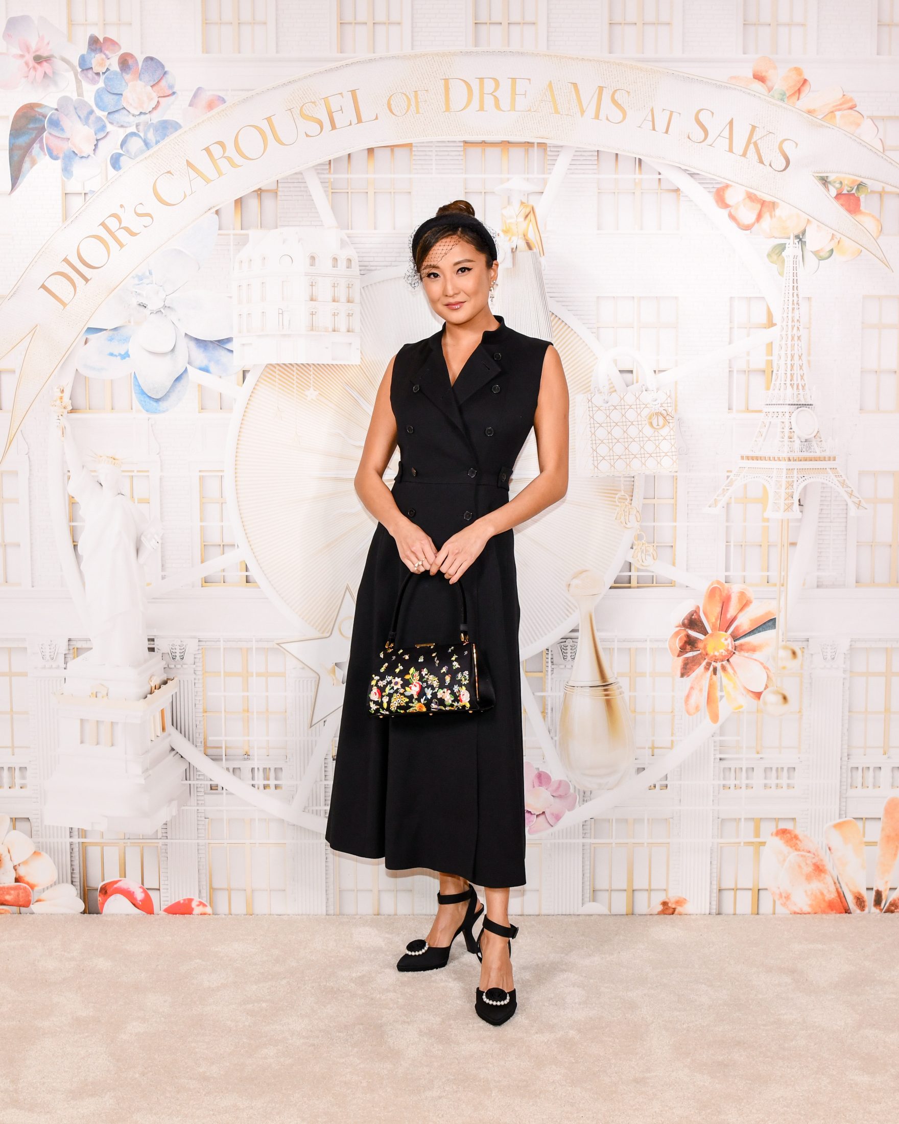 Карусель грез: Dior украсили к Новому году знаменитый универмаг в Нью-Йорке