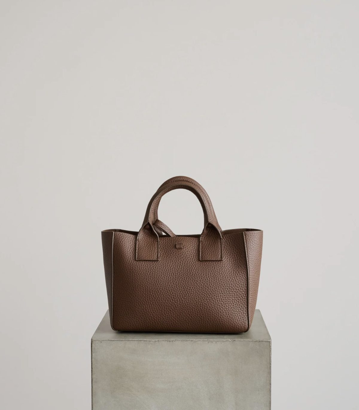 20 отличных дизайнерских сумок шоколадного оттенка