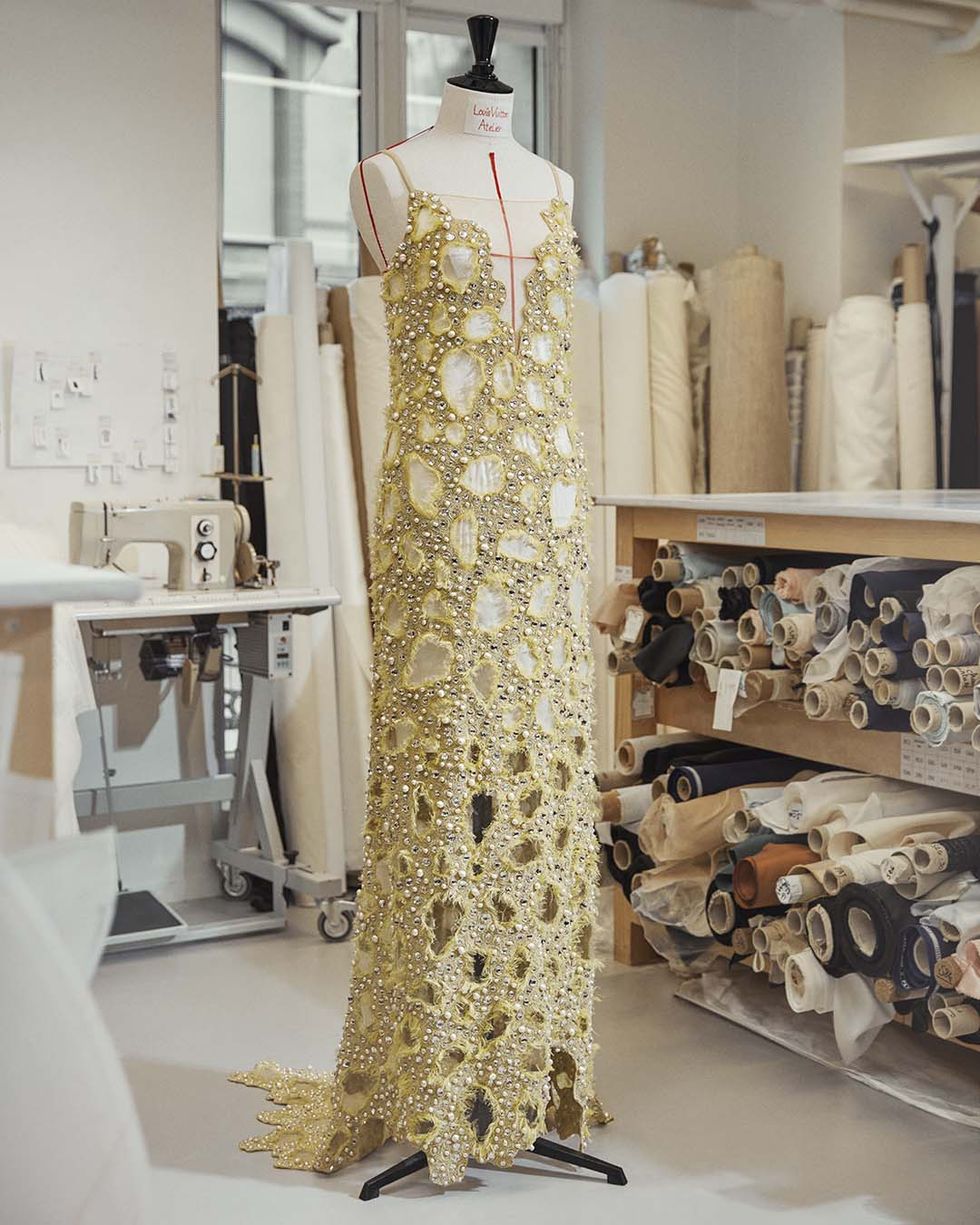Взгляните, как создавалось платье Louis Vuitton, в котором появилась Эмма Стоун