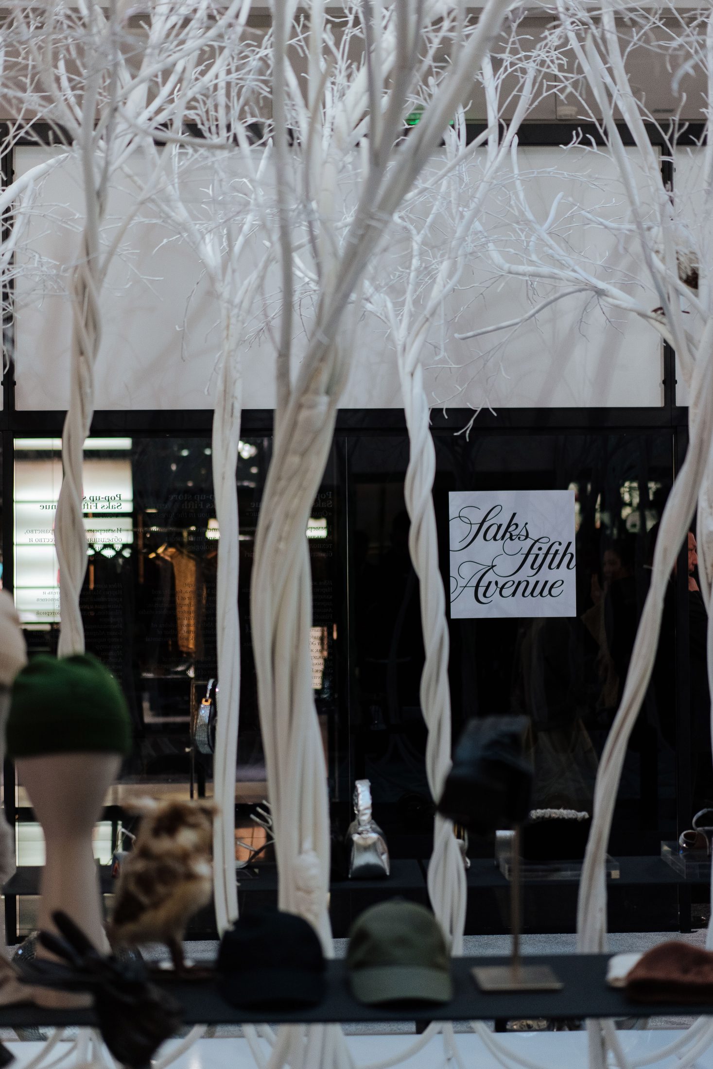 Pop-up Store Saks Fifth Avenue открывает вратa в волшебный зимний лес
