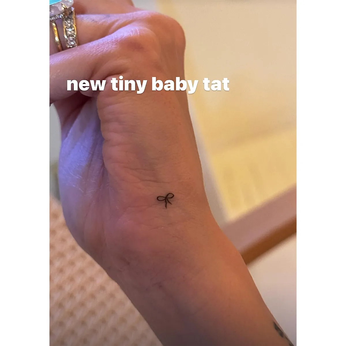 Хейли Бибер набила новую татуировку. Берите идею на заметку!