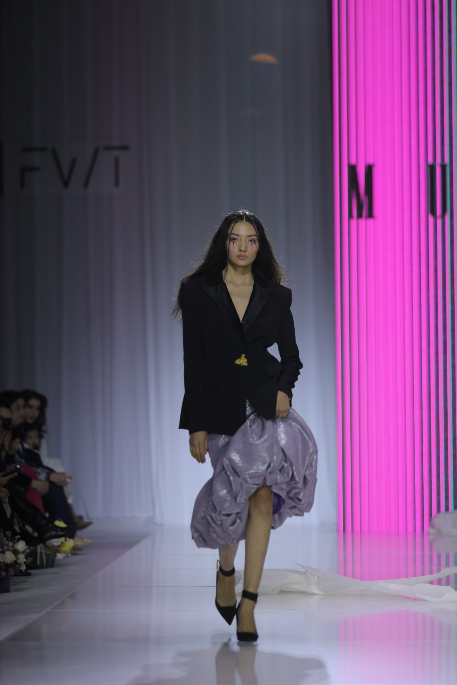 Жидкий металл, традиционные силуэты и гранж: первый день Visa Fashion Week Tashkent