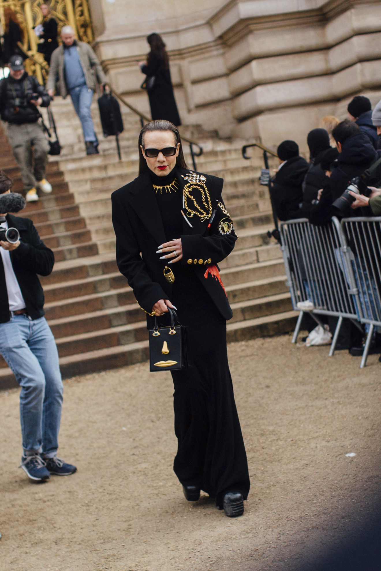 «Анатомическая» сумка Schiaparelli стала самым вирусным аксессуаром Недели высокой моды