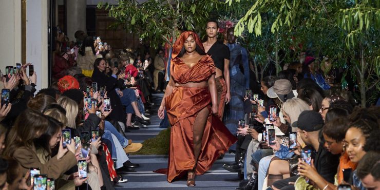 Богини, английская клетка и африканские сказки: Неделя моды в Лондоне осень-зима 2024