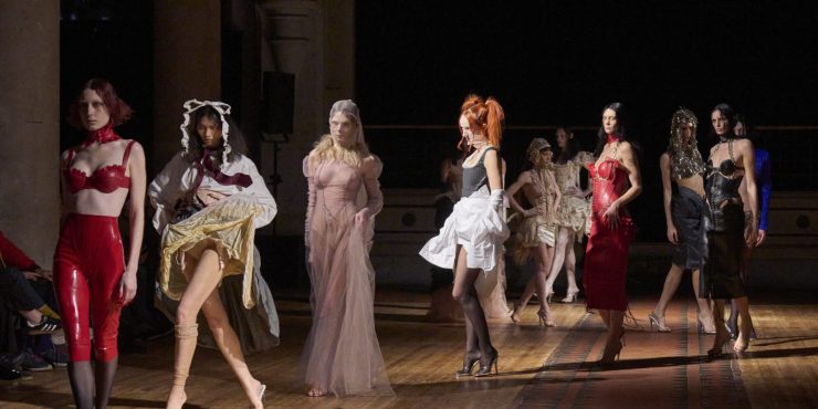 Викторианская эпоха и целый оркестр: Неделя моды в Лондоне осень-зима 2024 подошла к концу
