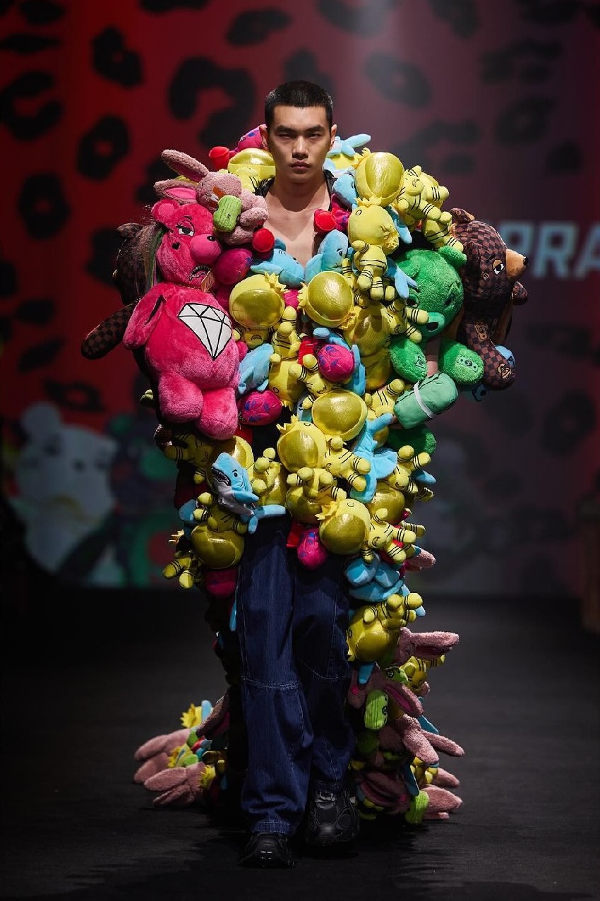 Эклектика, mermaidcore и женственность: продолжается Неделя моды в Шанхае осень-зима 2024