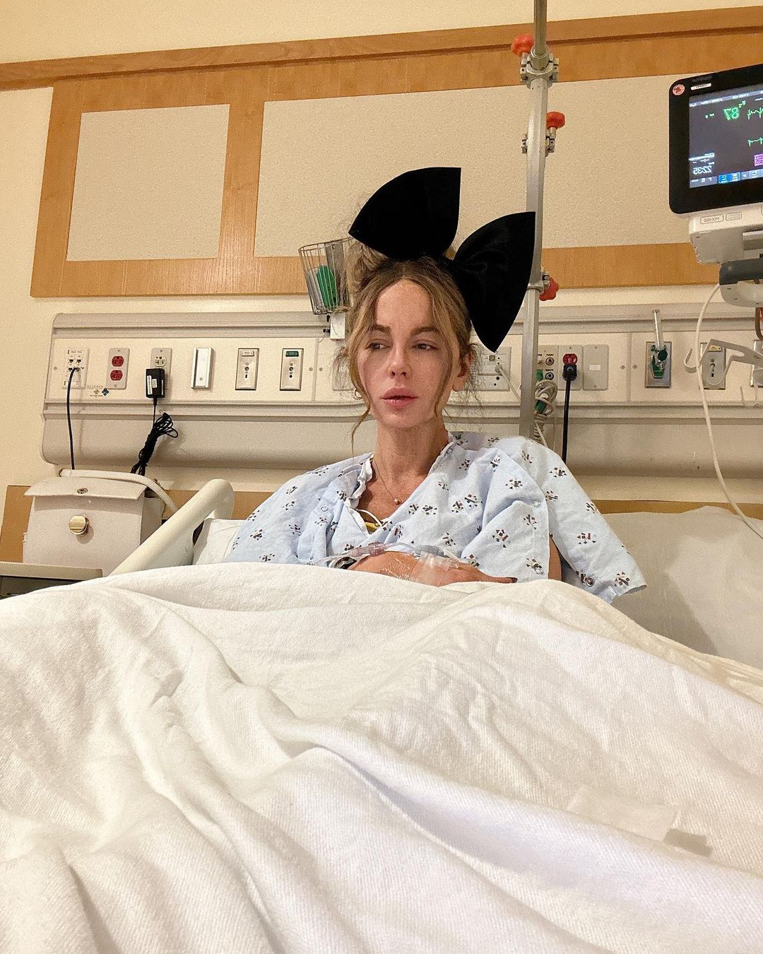 Кейт Бекинсейл госпитализирована: актриса опубликовала фото из палаты