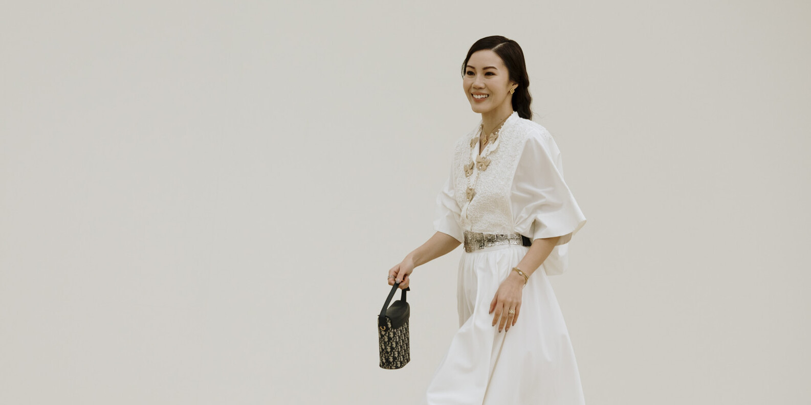 Белое платье-рубашка — идеальный выбор для неформального образа