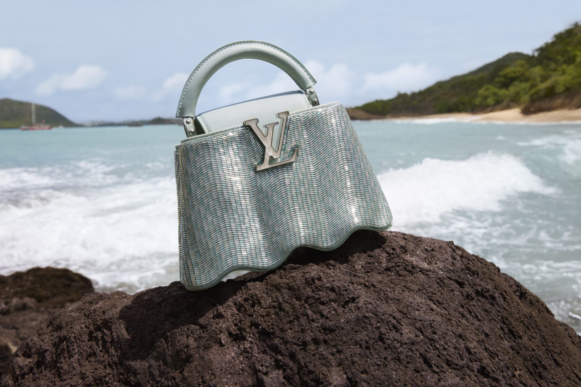 Тропический рай: Louis Vuitton представляют летнюю коллекцию LV By the Pool