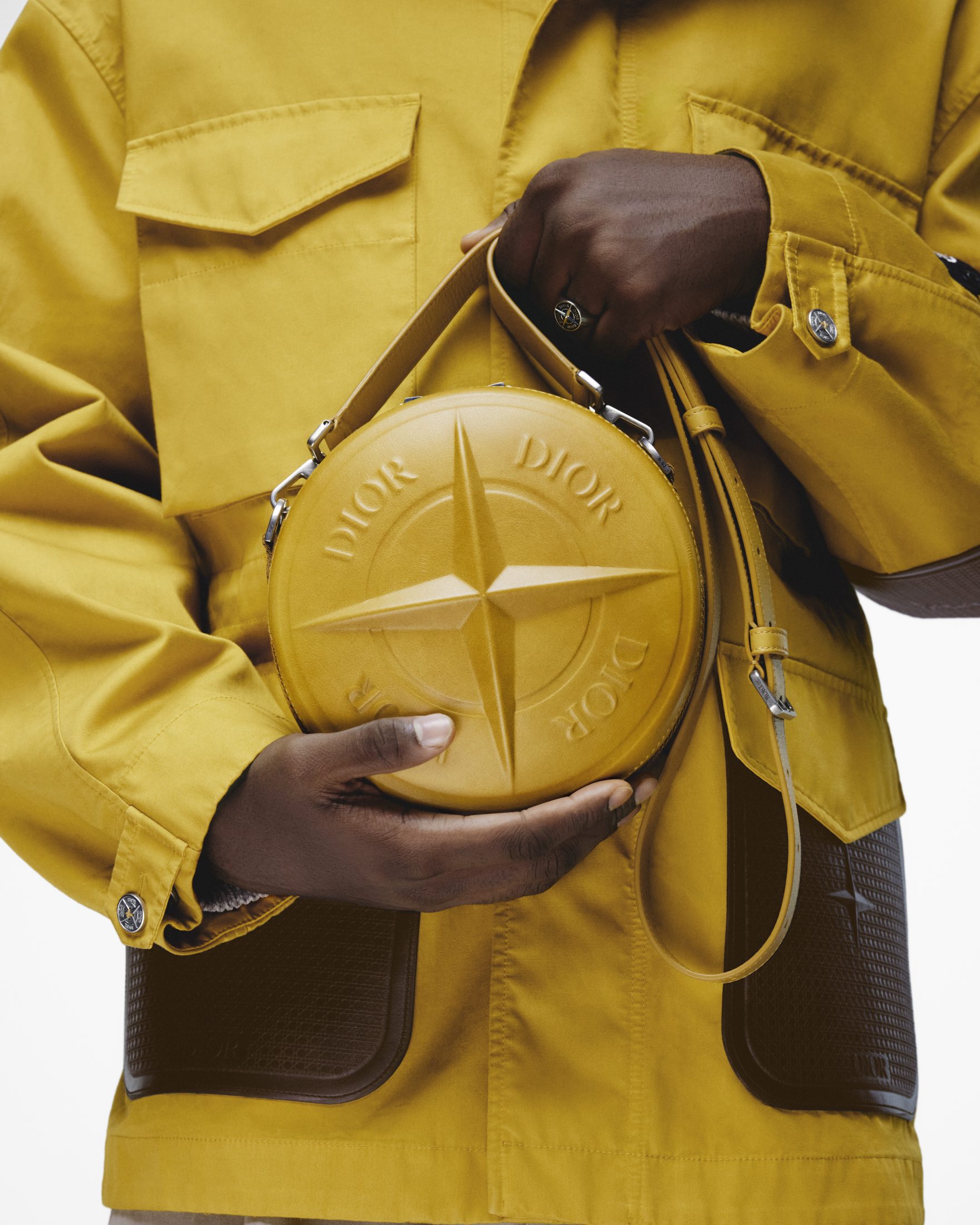 Dior и Stone Island презентовали новую круглую модель сумки