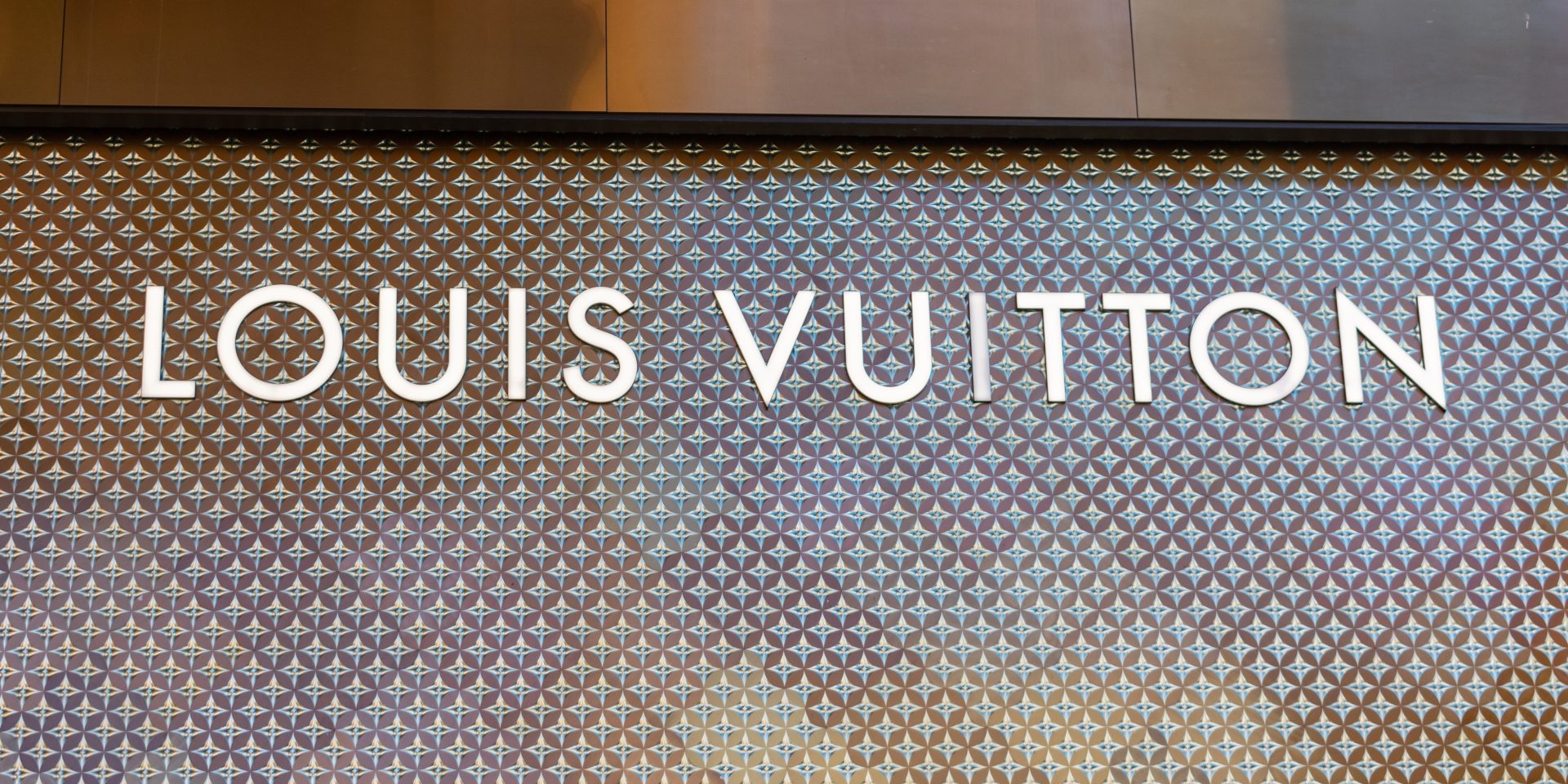 У Louis Vuitton новый амбассадор. Спойлер: им стала эта популярная певица